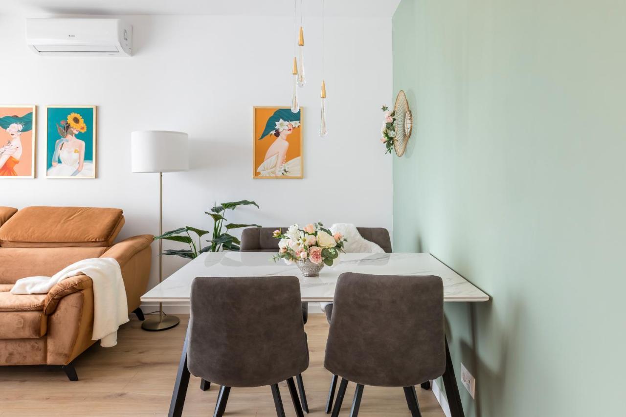 Apartamento Exquisite Couples Delight With Free Bikes & Parking Split Exterior foto